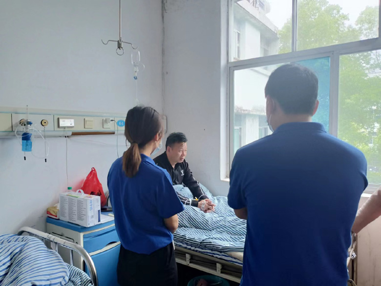 探望員工送真情，殷切關(guān)懷暖人心——昂仕科技慰問受傷員工！(圖2)